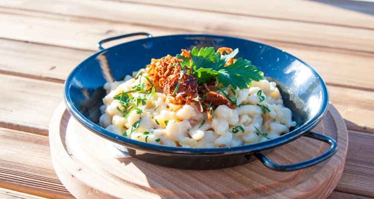 Selbstgemachte Käsespätzle mit Röstzwiebeln